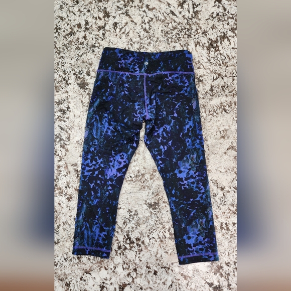 Lululemons size 6 leggings - Picture 2 of 4